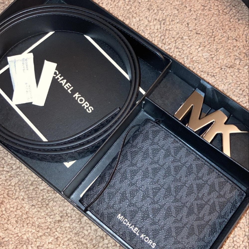 Michael Kors Belt and wallet, only opened to try on, it was to big. 34 mm belt